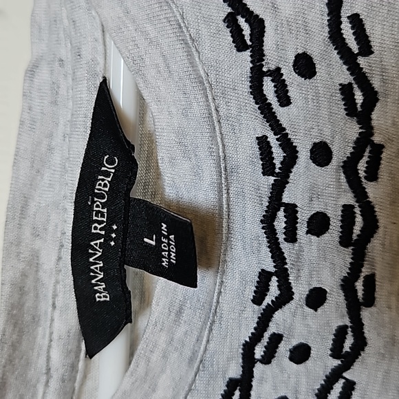 EUC Banana Republic Heather Gray Lightweight Tank with Embroidered Neck Detail - Picture 3 of 5